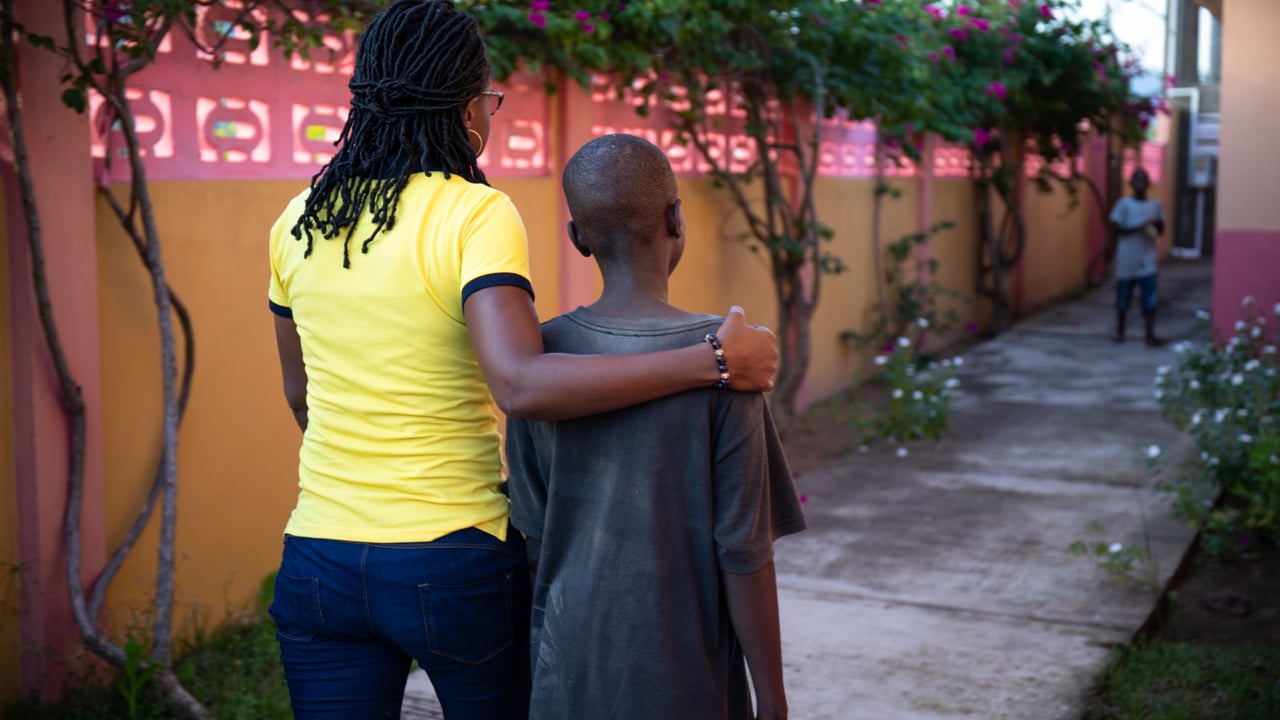 Kai met de social worker die hem begeleidt