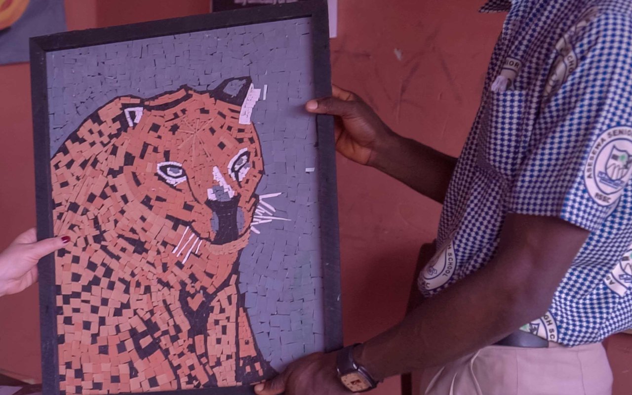DANIEL DISPLAYS HIS MOSAIC TECHNIQUE ARTWORK OF A LEOPARD AT HIS SCHOOL S ART STUDIO jpg 2024 02 Ghana Daniel GSN Story child labour Approved for Full Use