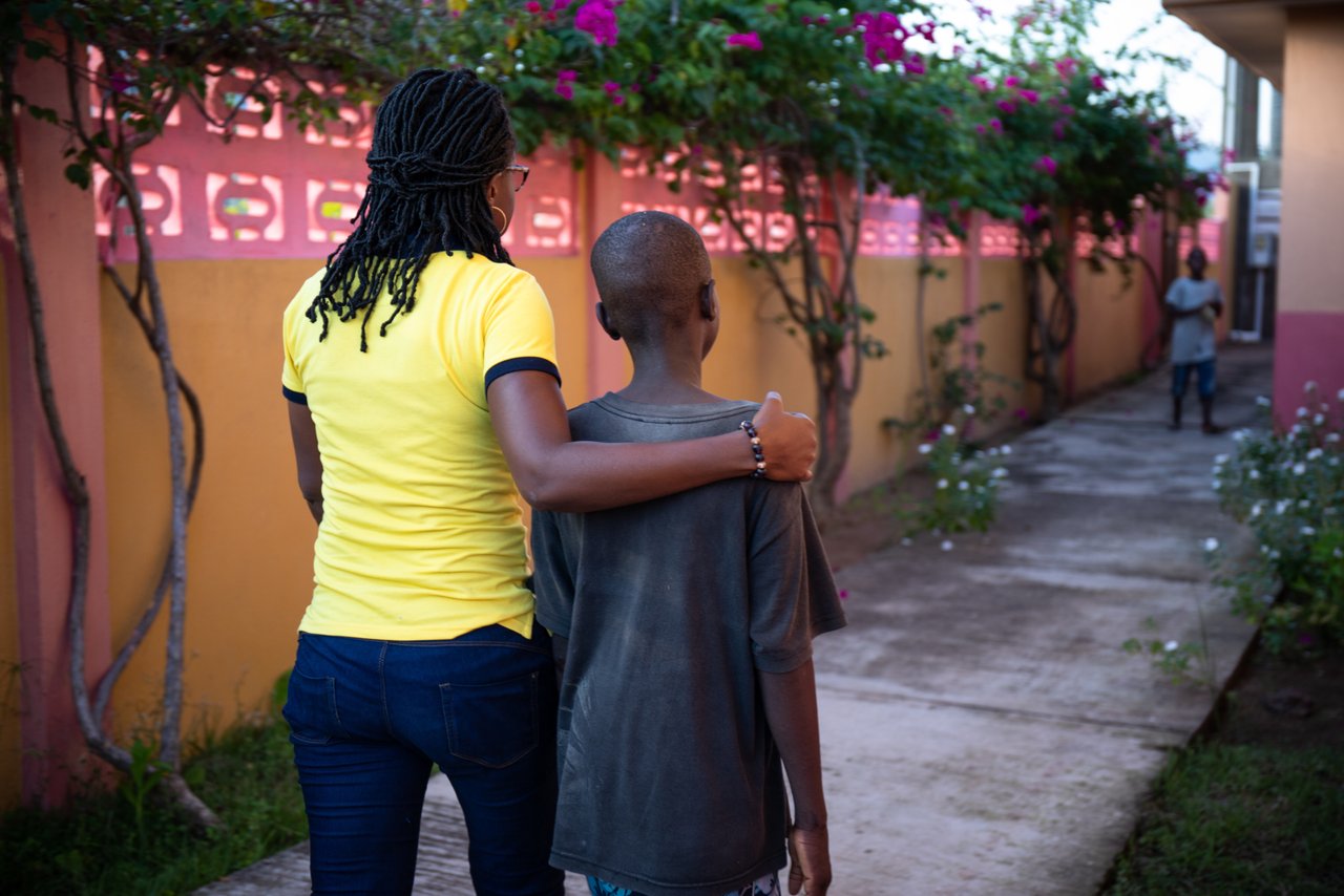 Kai met de social worker die hem begeleidt